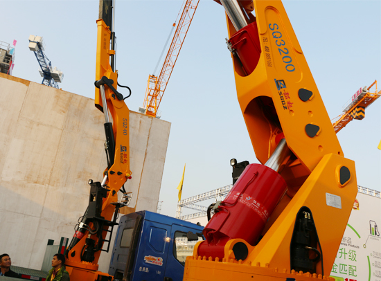 寶馬展上佳恒油缸車起重機展示